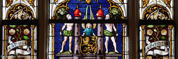 Stadtwappen von Hof im Glasfenster der St. Michaeliskirche