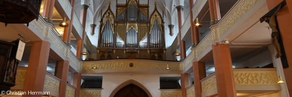 Orgel im Schiff der St. Michaeliskirche