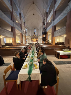 Die Lange Tafel im Mittelgang der St. Michaeliskirche lädt ein.