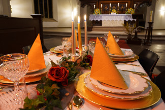 Festlich gedeckter Tisch in der Michaeliskirche