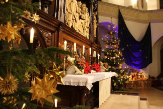 Weihnachtlich geschmückter Altar der St.Michaeliskirche