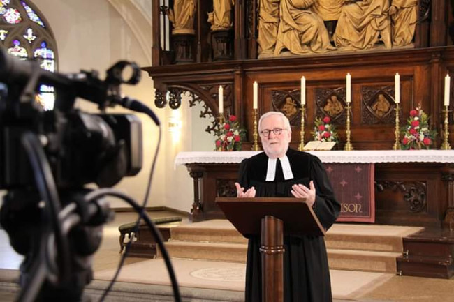 Dekan i.R. vor der Kamera beim ersten Livestream aus der St. Michaliskirche