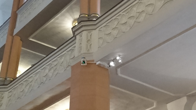Fest installierte PTZ Kameras und Scheinwerfer in der St. Michaeliskirche