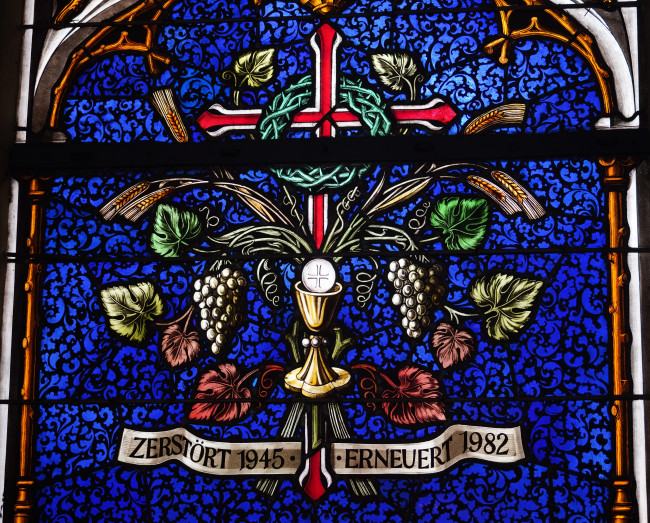 Detail eines Kirchenfensters der St. Michaeliskirche mit Hinweis auf die Rekonstruktion