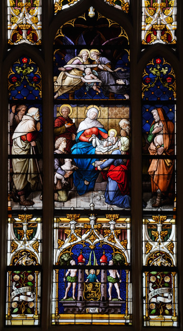 Kirchenfenster der St. Michaeliskirche mit dem Motiv der Weihnachtsgeschichte