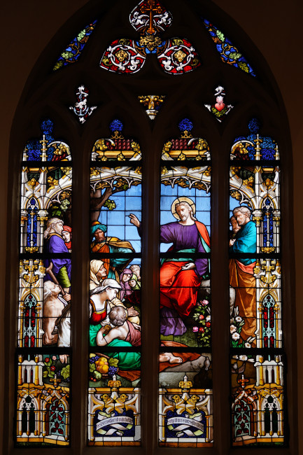 Kirchenfenster der St. Michaeliskirche mit dem Motiv der Bergpredigt