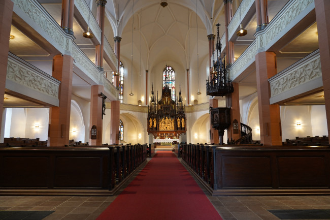 Blick in die St. Michaeliskirche aus Richtung des Eingangsportals