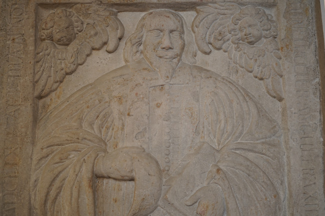 An der Wand montierter Grabstein in der St. Michaeliskirche