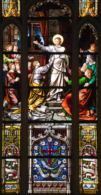 Buntglasfenster der St. Michaeliskirche mit dem Motiv "Thomas der Zweifler"