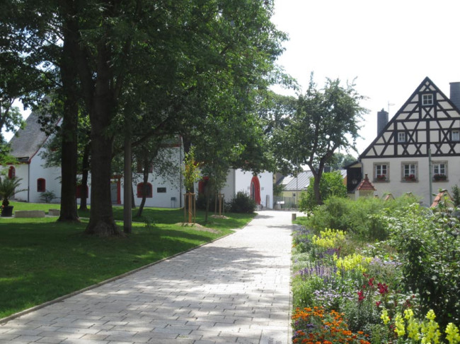 Weg zur Kirche durch den Lorenzpark