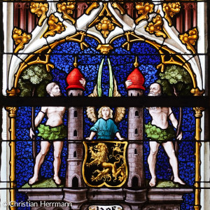 Kirchenfenster der St. Michaeliskirche mit dem Hofer Stadtwappen