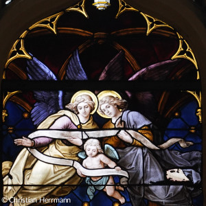 Kirchenfenster der St. Michaeliskirche mit dem Engelschor des Weihnachtsmotives