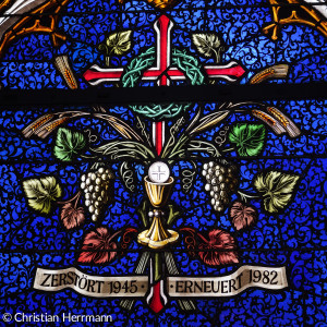 Detail eines Kirchenfensters der St. Michaeliskirche mit Hinweis auf die Rekonstruktion