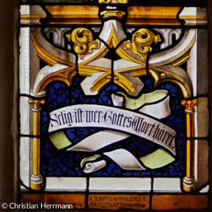 Detailbild eines der Kirchenfenster der St. Michaeliskirche
