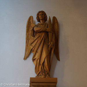 Hälzerner Engel im Eingangsbereich der St. Michaeliskirche