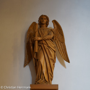 Hälzerner Engel im Eingangsbereich der St. Michaeliskirche
