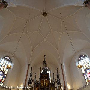 Die hohe Decke über dem Altarraum der St. Michaeliskirche