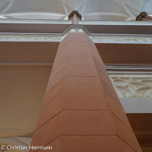 Die langgezogenen Säulen der Emporen in der St. Michaeliskirche