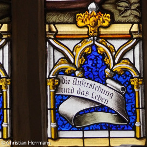 Buntglasfenster der St. Michaeliskirche Detailaufnahme