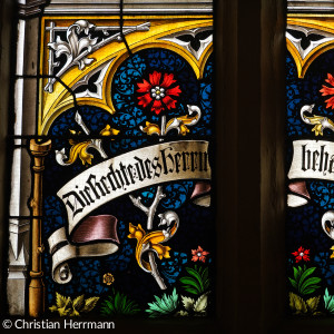 Buntglasfenster der St. Michaeliskirche Detailaufnahme